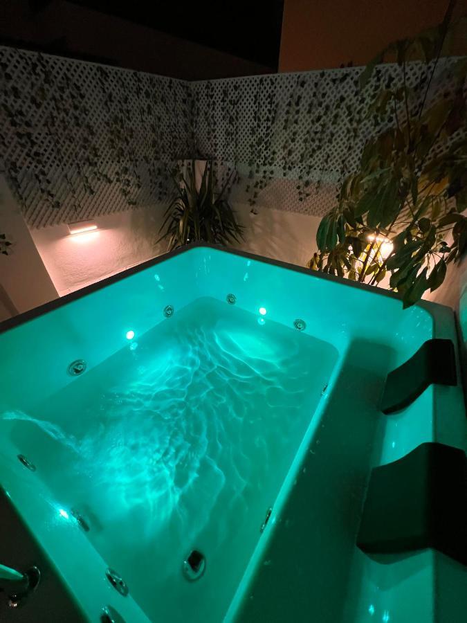 Downtown Apartment With Private Terrace & Jacuzzi Sevilha Exterior foto